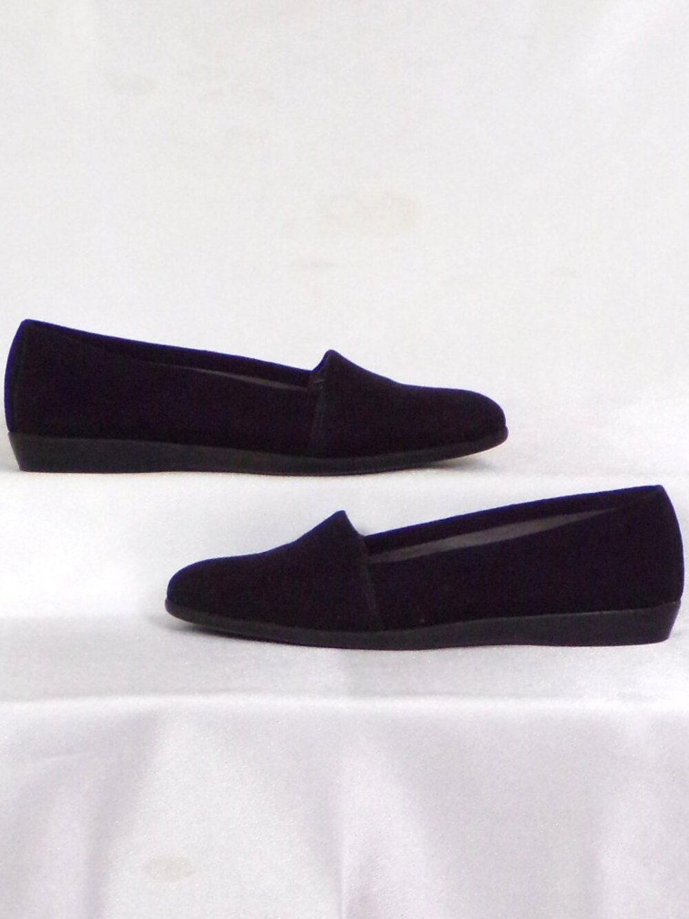 AEROSOLES size 6M TREND SETTER black suede almond-toe flat-heel loafers